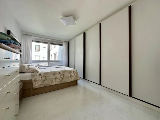 Eigentumswohnung mit Loggia, Indoor-Pool, Sauna und Garage - Bild