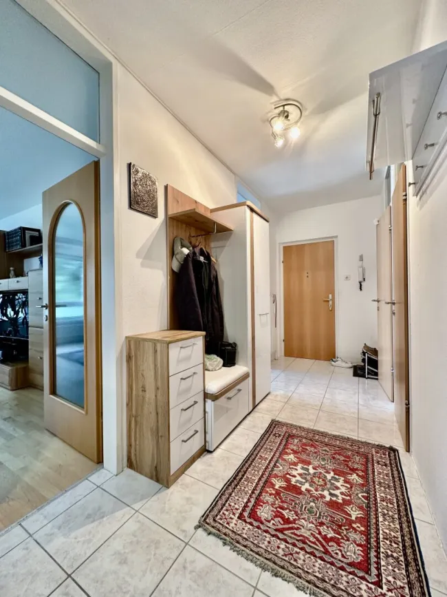 Eigentumswohnung mit Loggia, Indoor-Pool, Sauna und Garage - Bild