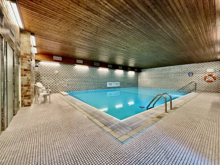 Eigentumswohnung mit Loggia, Indoor-Pool, Sauna und Garage