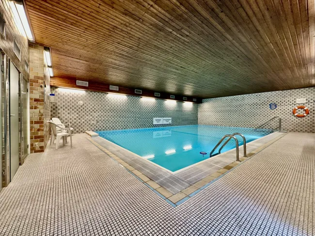 Eigentumswohnung mit Loggia, Indoor-Pool, Sauna und Garage - Titelbild