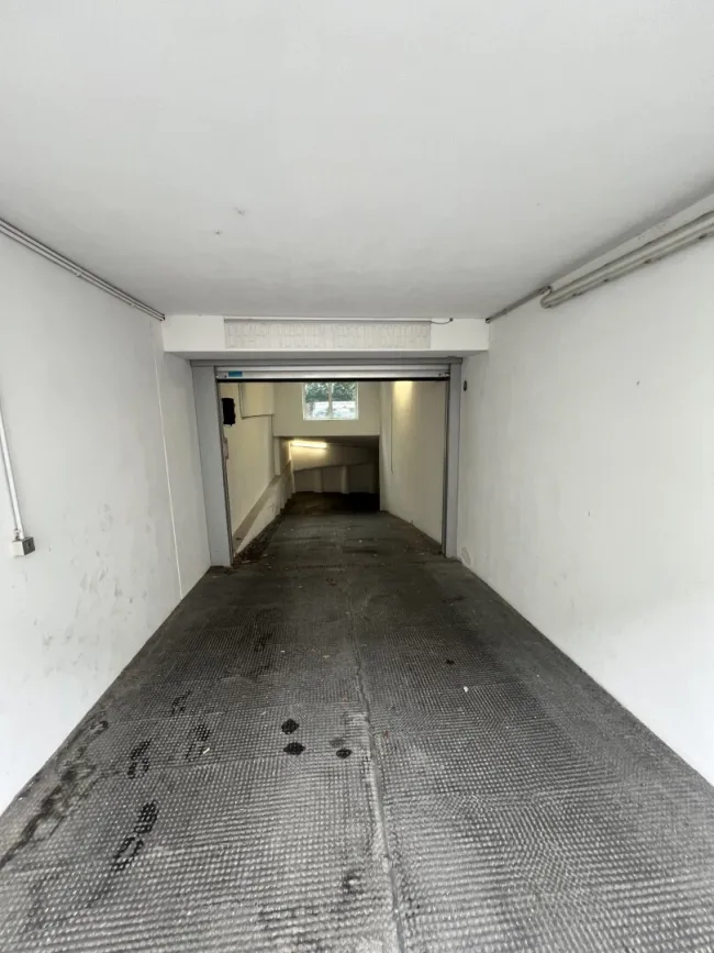 NUR NOCH 1 Stapelparkplatz zu vermieten in 1180 Wien, Witthauergasse! - Titelbild