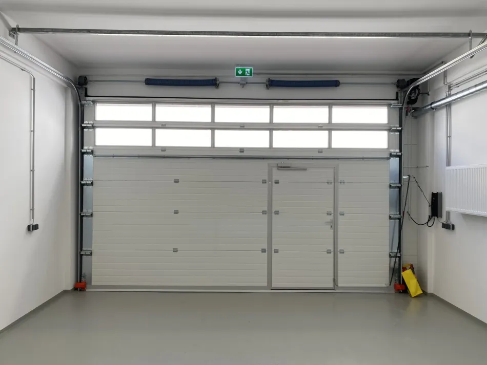 Halle 87m² mit ebenerdiger Einfahrt in Top Lage im Industriezentrum - Bild