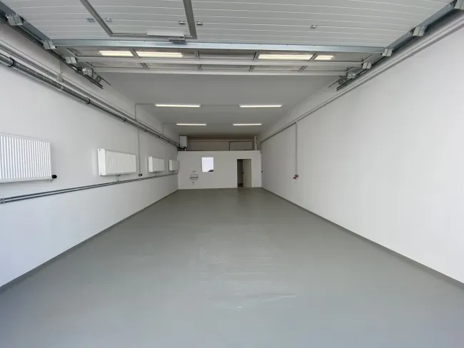 Halle 87m² mit ebenerdiger Einfahrt in Top Lage im Industriezentrum - Titelbild