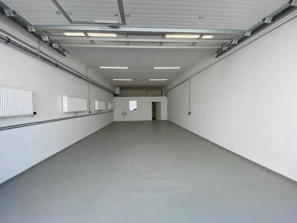 Halle 87m² mit ebenerdiger Einfahrt in Top Lage im Industriezentrum - Titelbild