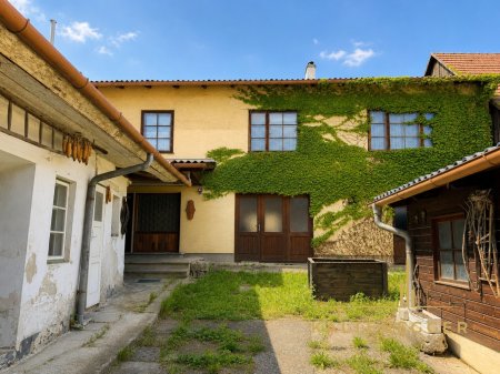 Einfamilienhaus mit Innenhof, Nebengebäuden und Entwicklungspotenzial in Wilfersdorf