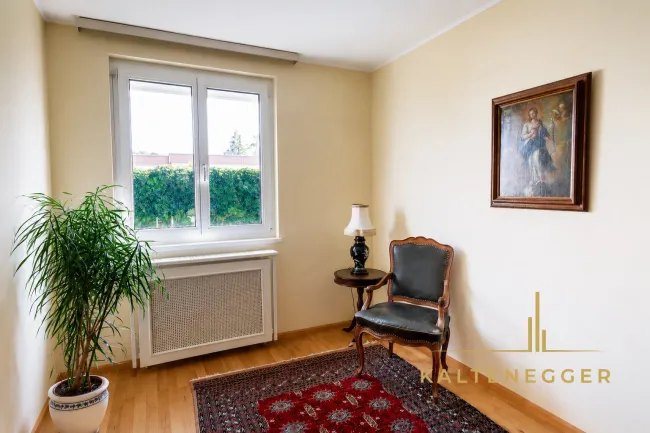 Weiteres helles Zimmer mit Gartenblick