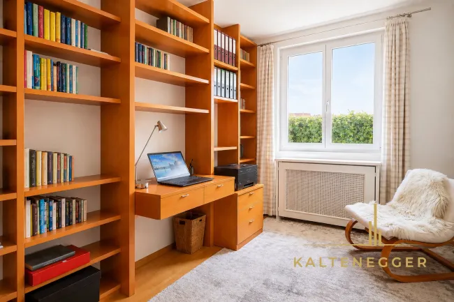 Homeoffice oder Bibliothek mit Gartenblick