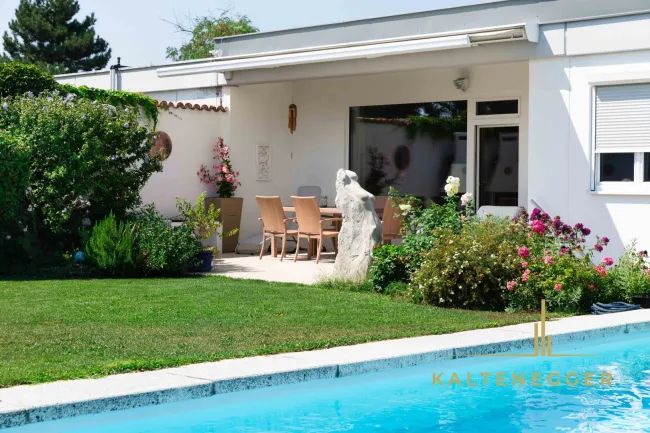 Terrasse mit elektrisch bedienbarer Markise