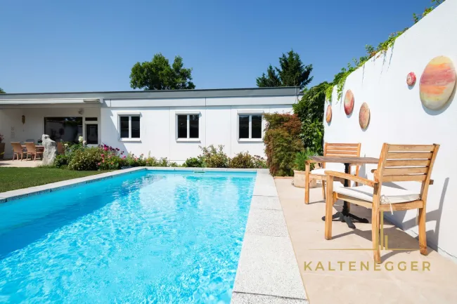 Poolbereich mit sonniger Terrasse und hoher Privatsphäre
