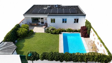 Blick auf den Bungalow mit Garten - Dach mit PV-Anlage