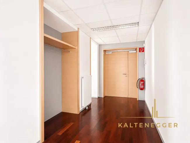 Eingangsbereich Büro mit Garderobe