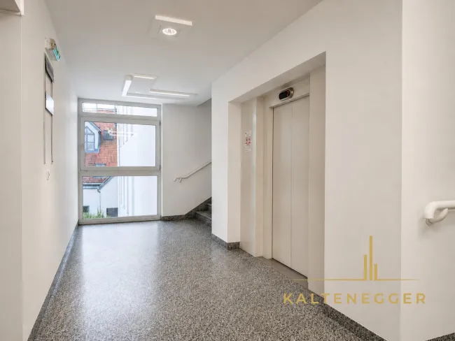 Lift im 2. Stock vor dem Büro