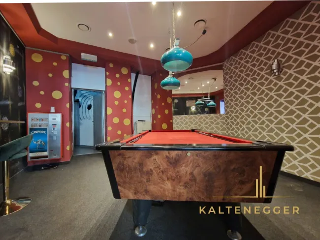 2. Raum mit Billiardtisch