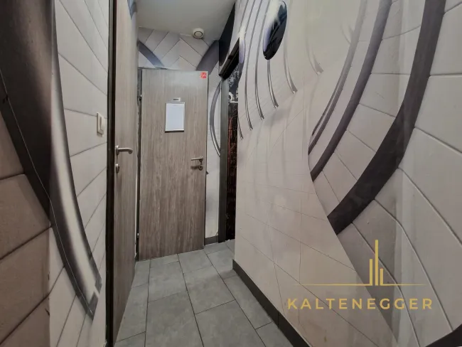 Vorraum mit Zugang zum Lager (links), Damen-WC (rechts) und Männer-WC (gerade aus)