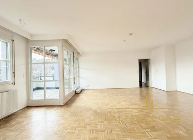 Blick von Küchenbereich auf Wohnbereich mit Loggia