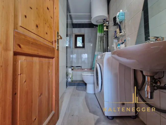 Badezimmer mit Dusche + WC