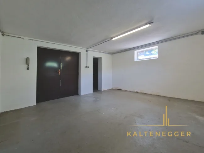 Kellerraum mit Abstellkammer