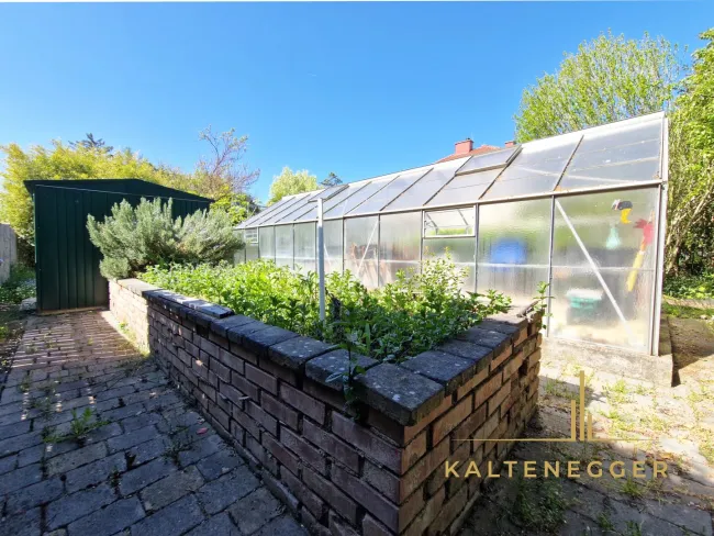 Hochbeet und Glashaus im Garten