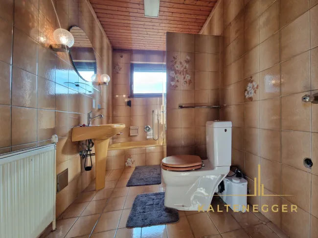 Badezimmer mit Badewanne, Dusche + WC