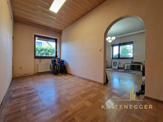 Kabinett mit Zugang zum Schlafzimmer