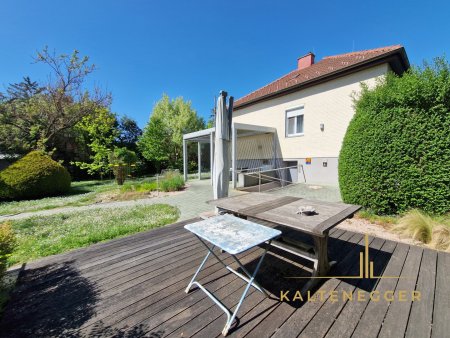 Haus Außenansicht mit Garten und Terrasse