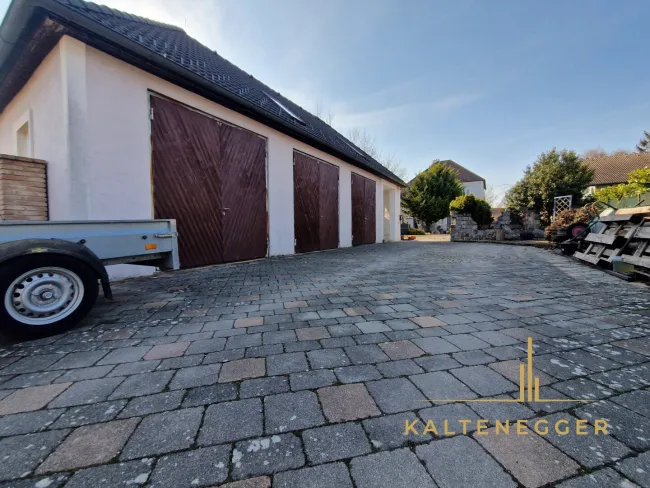 Garage für 3 Autos und Abstellfläche davor für 3 Autos