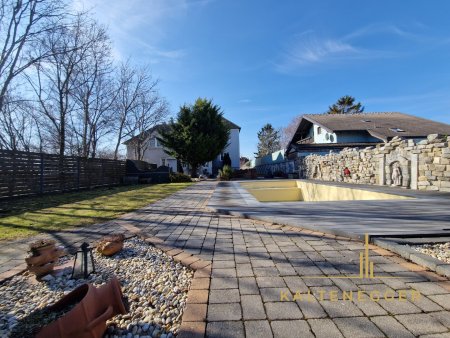 Bei Sonnenschein: Außenansicht auf den Garten inklusive Pool und das Haus