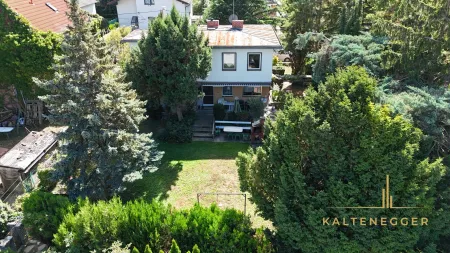 Foto von oben, hintere Ansicht des Hauses und des Gartens