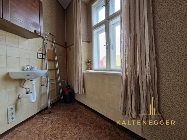 1. OG: kleiner Bereich nach den 3 Räumen mit einem Waschbecken