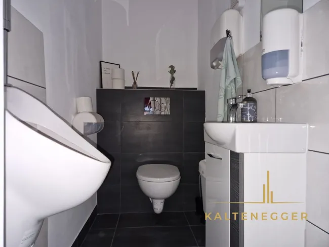 Zwischenstock von EG und 1. OG: WC, Pissoir + Waschbecken