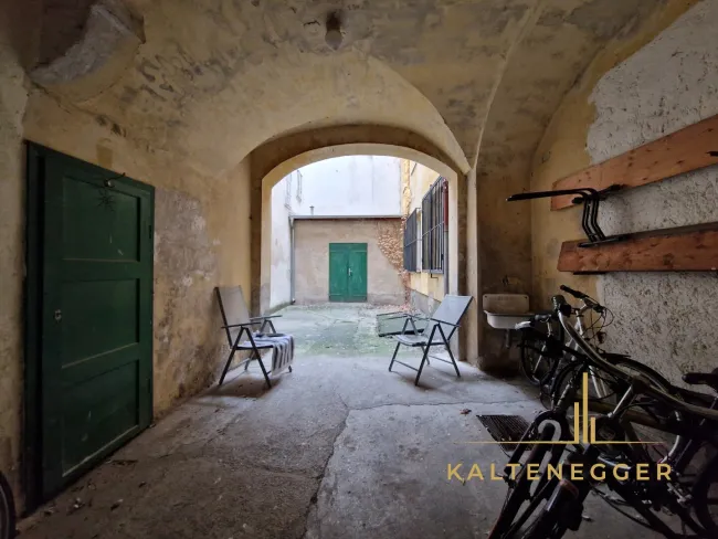 kleiner Innenhof mit Abgang zum Keller