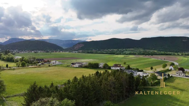 eine wunderschöne Aussicht auf die Landschaft rundherum