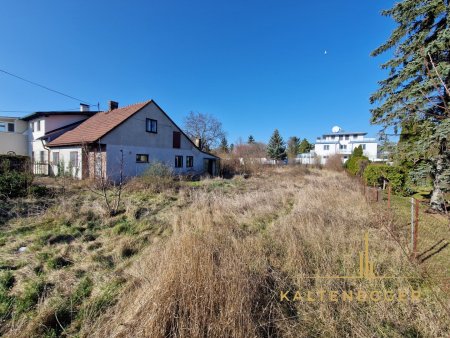 Blick auf das Grundstück von der vorderen rechten Seite des Grundstücks
