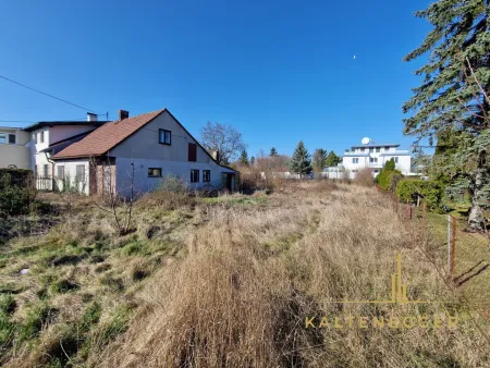 Blick auf das Grundstück von der vorderen rechten Seite des Grundstücks
