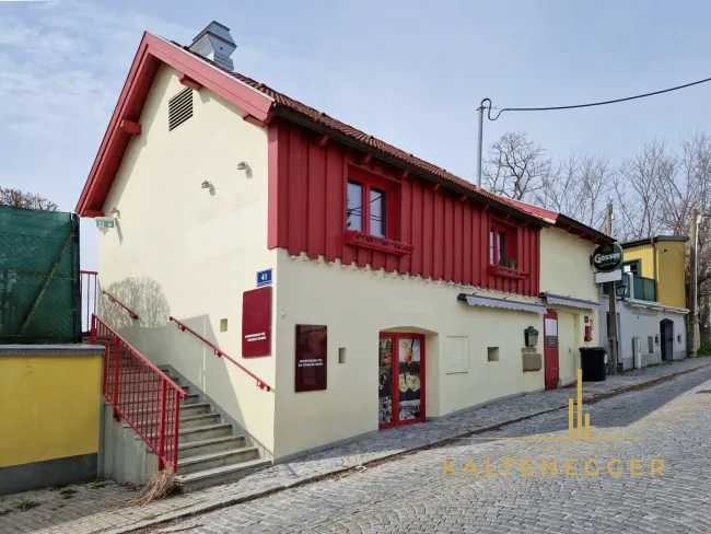 Hinteransicht: Terrasse mit Restaurant