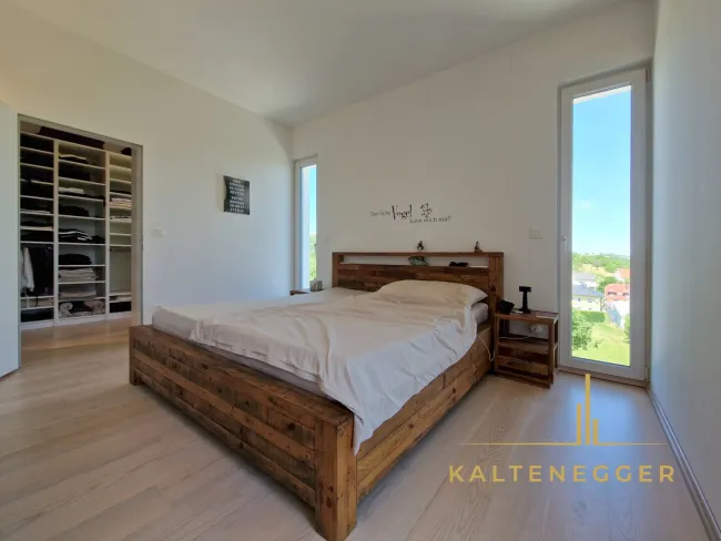 EG: Schlafzimmer ca. 13,81 m²