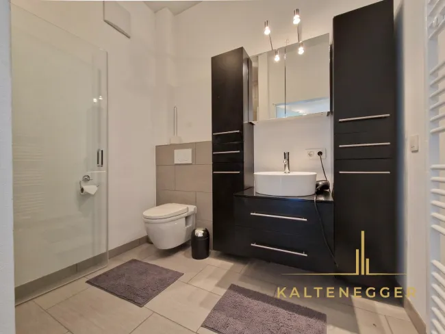 EG: Badezimmer + WC ca. 4,80 m²
