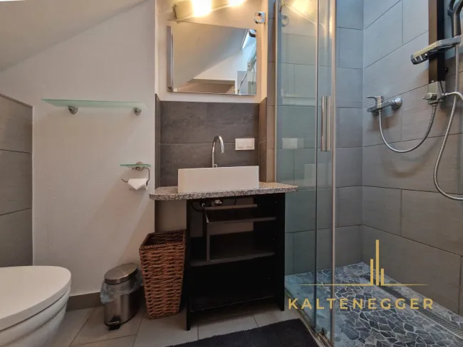 KG: Badezimmer + WC ca. 2,56 m²