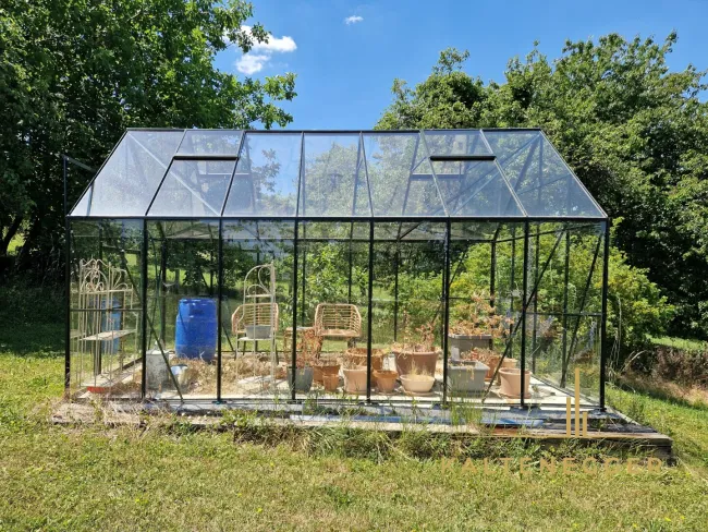 Glashaus im unteren Teil des Grundstücks