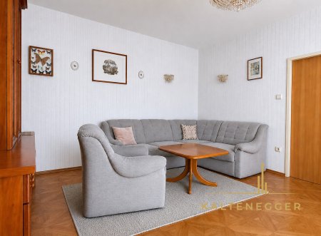 Rechts vom Wohnzimmer ist das Schlafzimmer