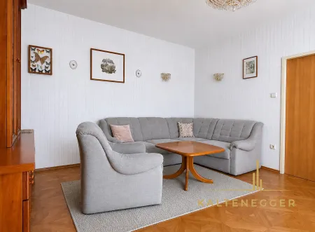 Rechts vom Wohnzimmer ist das Schlafzimmer