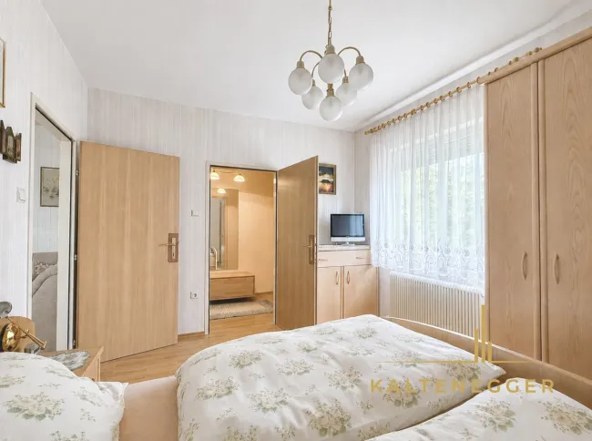 Schrankraum 5,12 m² neben Schlafzimmer