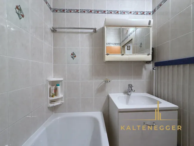Bad 2,71 m² mit Badewanne, Waschbecken und Heizkörper