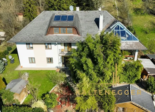 Großzügiges Mehrgenerationenhaus mit zwei Wohneinheiten, Wellnessbereich und 3.606 m² Grundstück - Titelbild