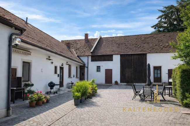 Bauernhof mit fünf Wohnungen und einem schönen Baugrund - Titelbild