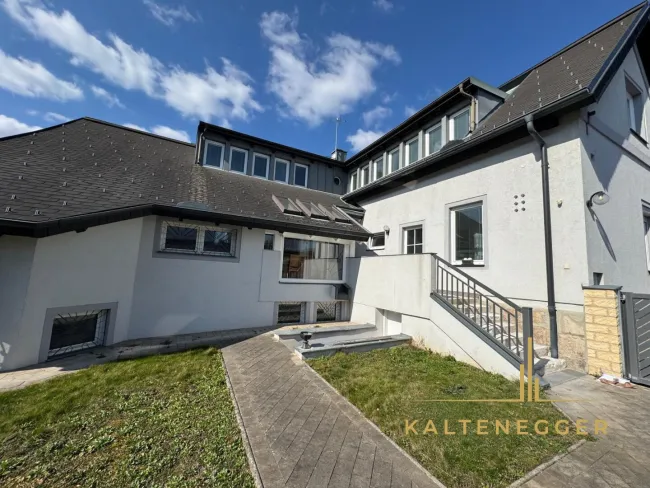 Sonnenbeschienenes Grundstück mit Blick auf die Hohe Wand - ein ländliches Mehrfamilienhaus und ein Einfamilienhaus - Bild