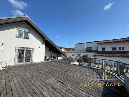 Sonnenbeschienenes Grundstück mit Blick auf die Hohe Wand - ein ländliches Mehrfamilienhaus und ein Einfamilienhaus