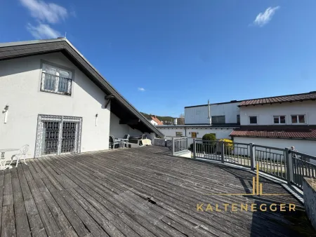 Sonnenbeschienenes Grundstück mit Blick auf die Hohe Wand - ein ländliches Mehrfamilienhaus und ein Einfamilienhaus
