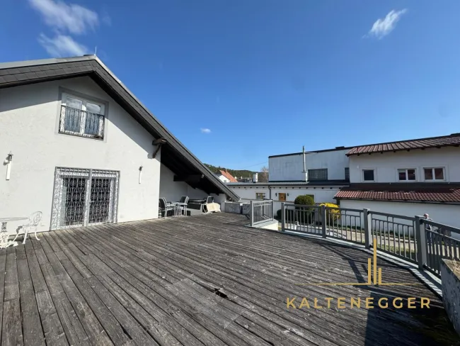 Sonnenbeschienenes Grundstück mit Blick auf die Hohe Wand - ein ländliches Mehrfamilienhaus und ein Einfamilienhaus - Bild