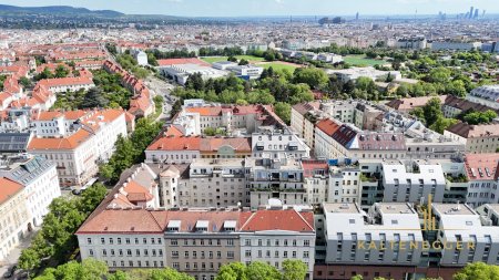 Wiener Zinshaus mit Entwicklungspotential, Rohdachboden und bestandsfreiem Hofgebäude
